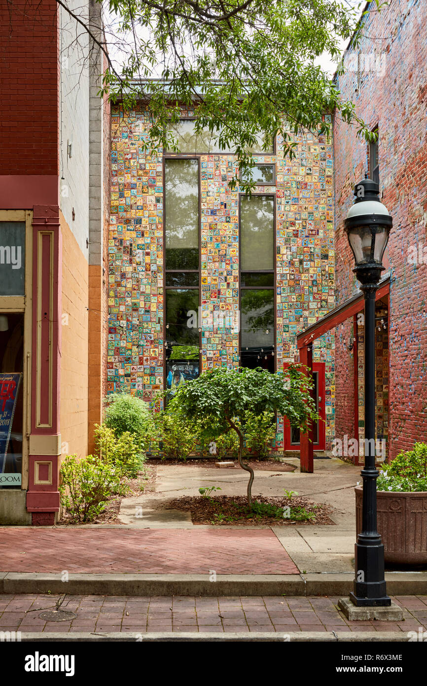 Edificio rivestito con piastrelle colorate in downtown Paducah, Kentucky Foto Stock