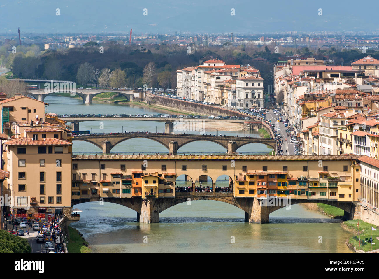 Antenna orizzontale cityscape di Ponte Vecchio a Firenze, Italia. Foto Stock