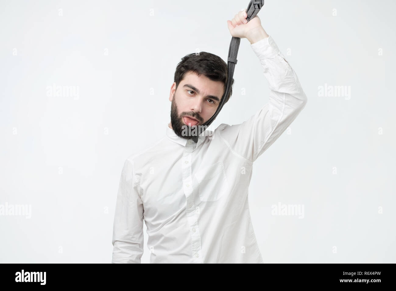 Suicida di imprenditore spagnolo in maglia bianca soffoca se stesso tirante. Foto Stock