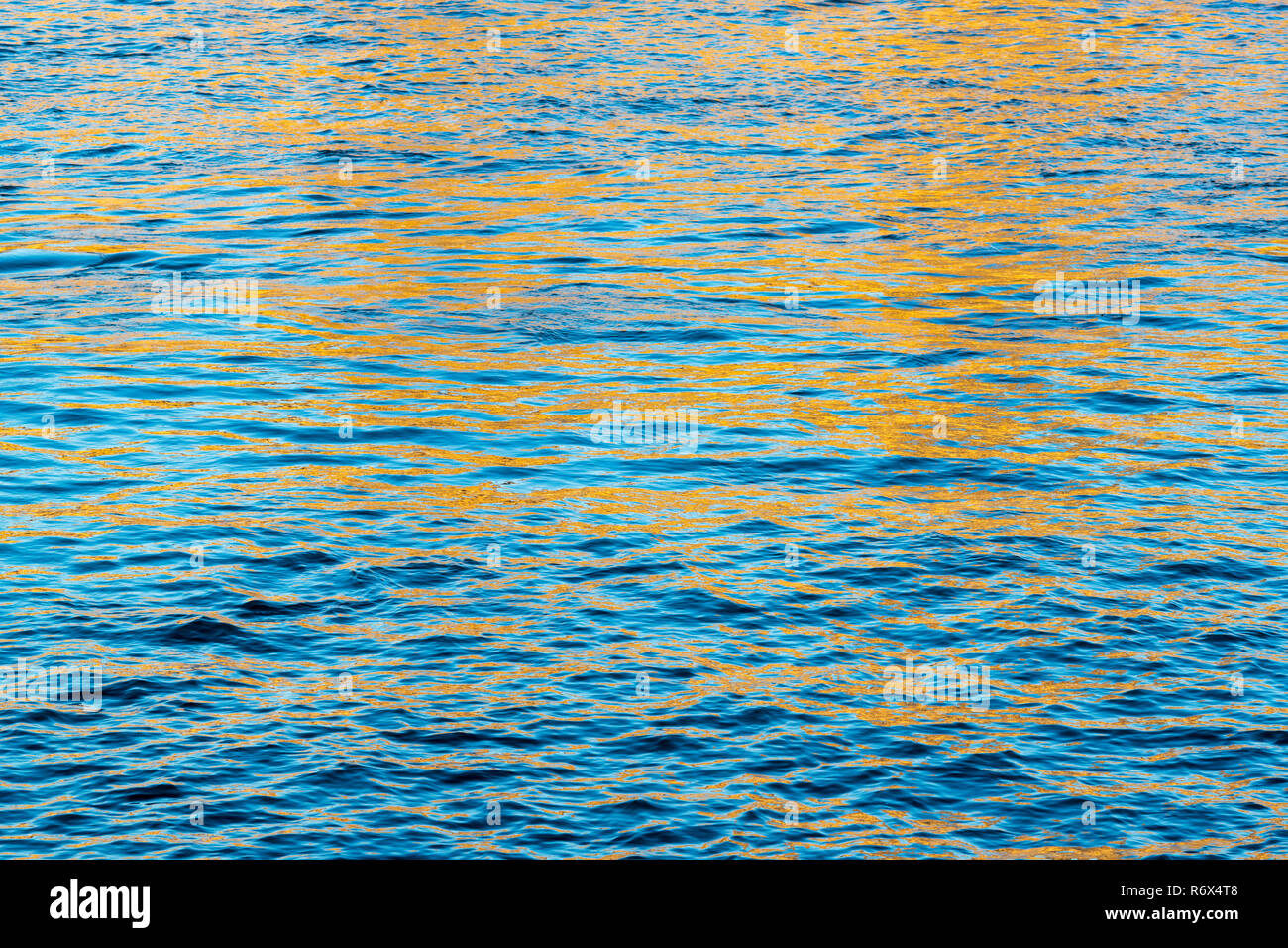 Acqua colorata ripple astratta. Il fiume Tamigi. Londra, Inghilterra Foto Stock