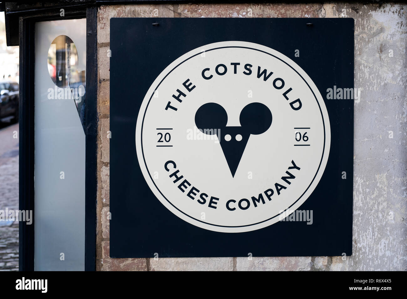 Il Cotswold cheese company shop di segnaletica in dicembre. Burford, Cotswolds, Oxforfshire, Inghilterra Foto Stock