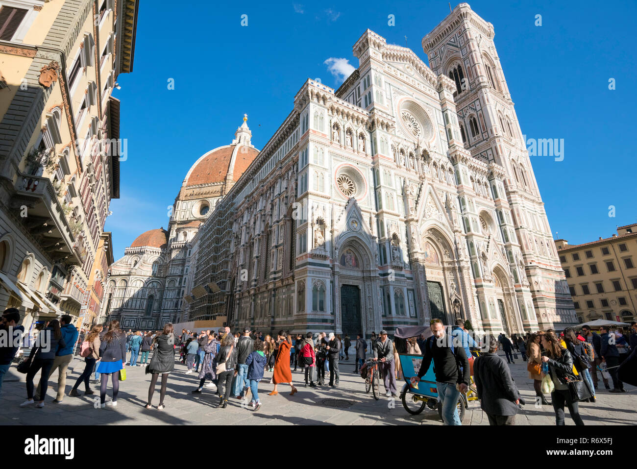 Streetview orizzontale del Duomo e del Campanile di Giotto a Firenze, Italia. Foto Stock