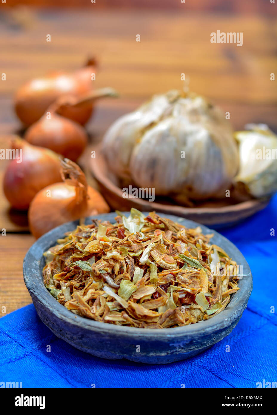 Ciotola con tradizionali nasi secchi Erbe, utilizzati per la cottura, close up Foto Stock