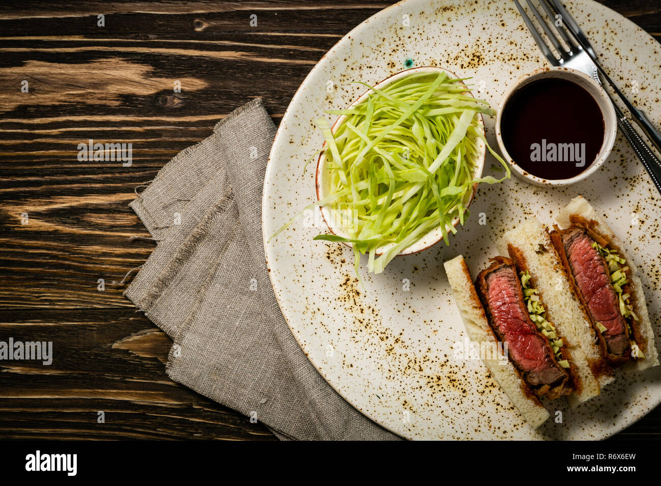 Sando Katsu - cibo giapponese di tendenza panino con carne di maiale e patatine fritte Foto Stock