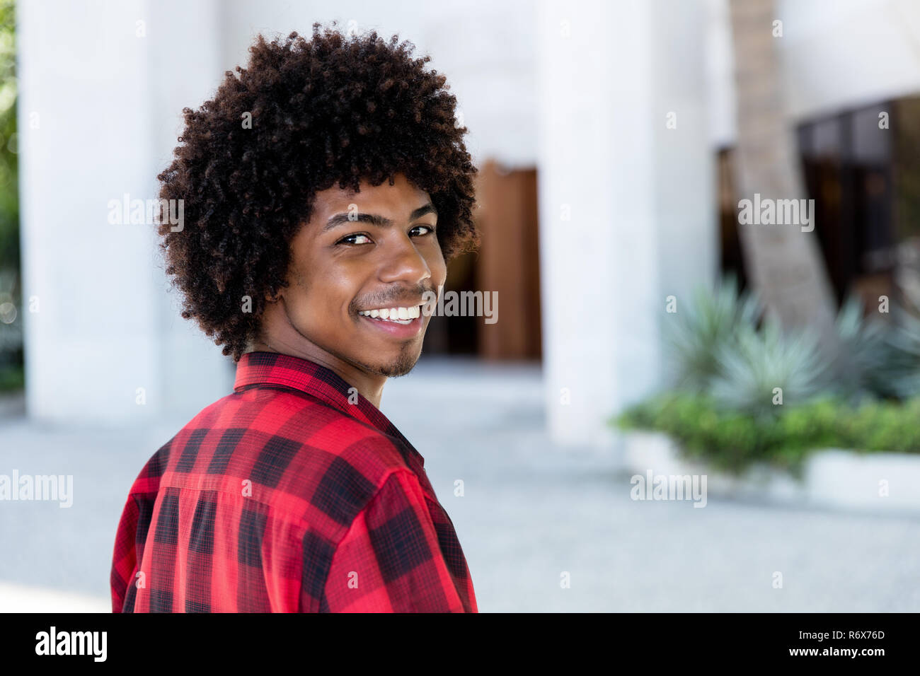 Ridendo African American hipster uomo con acconciatura afro in città Foto Stock