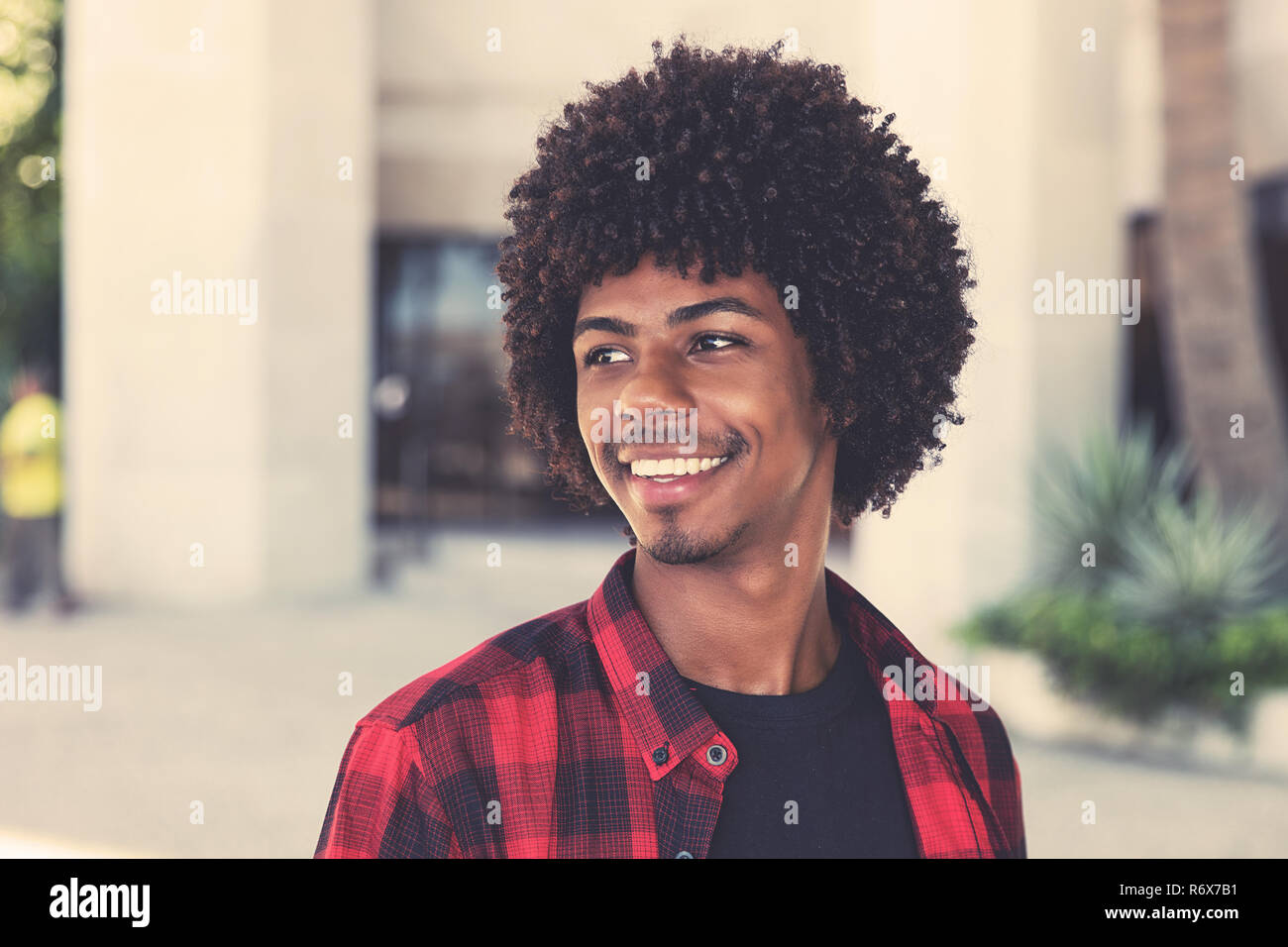 Felice African American hipster uomo con acconciatura afro in città Foto Stock