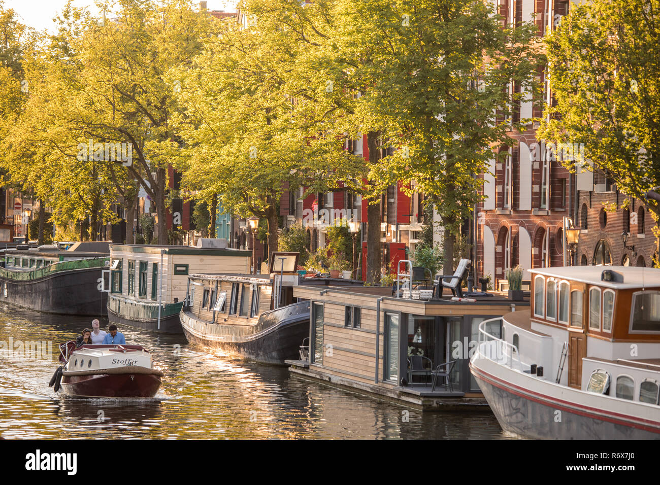 Case galleggianti lungo i bellissimi canali di Amsterdam, Paesi Bassi, in estate Foto Stock