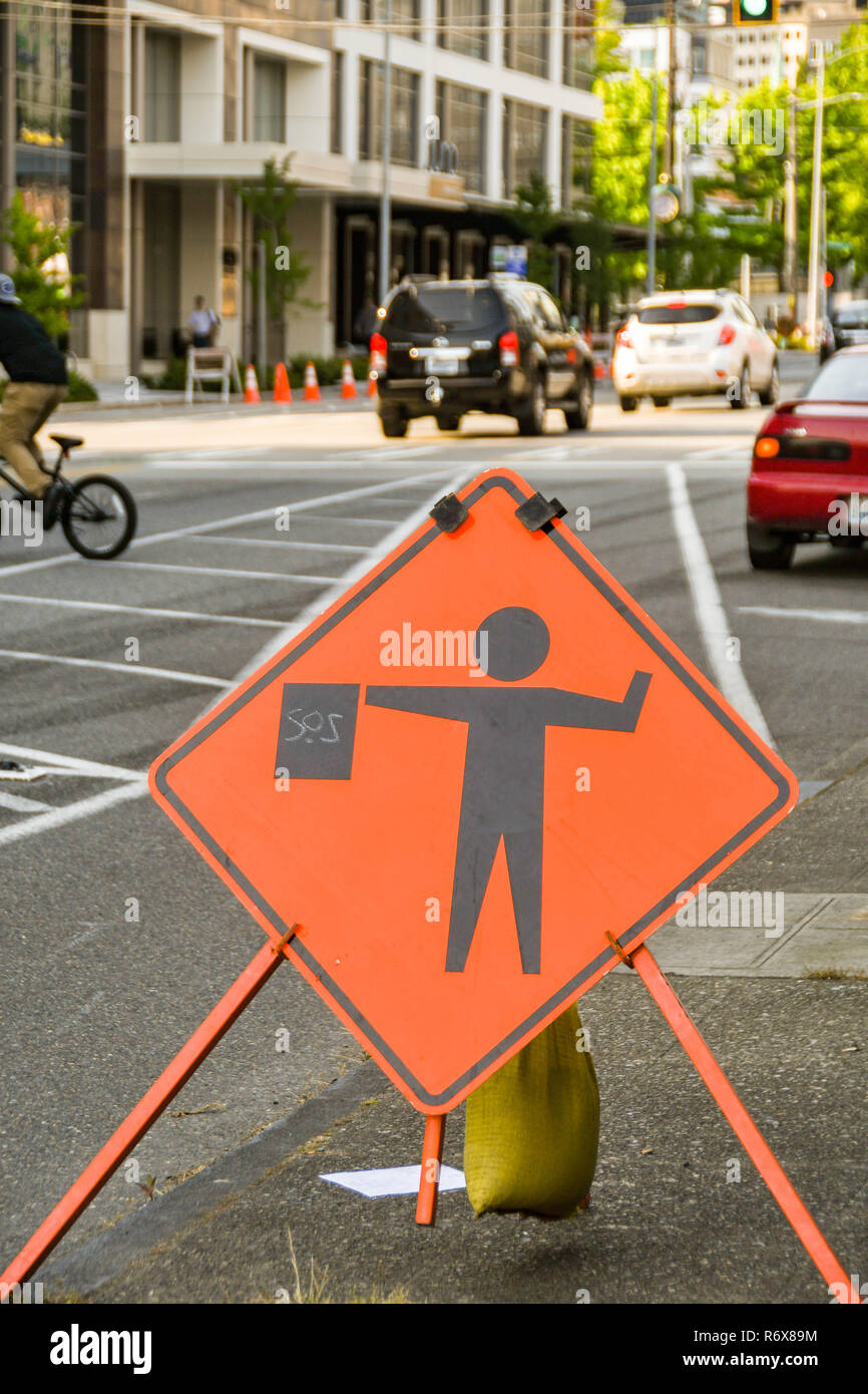 SEATTLE, WA, Stati Uniti d'America - Giugno 2018: segno su un city centre street in Seattle i driver di avvertimento di opere stradali in anticipo. Foto Stock