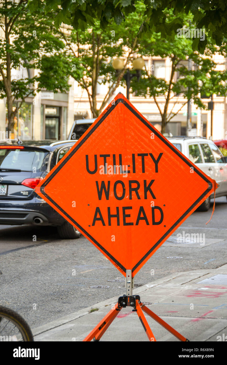 SEATTLE, WA, Stati Uniti d'America - Giugno 2018: segno su un city centre street in Seattle i driver di avvertimento di opere stradali in anticipo. Foto Stock