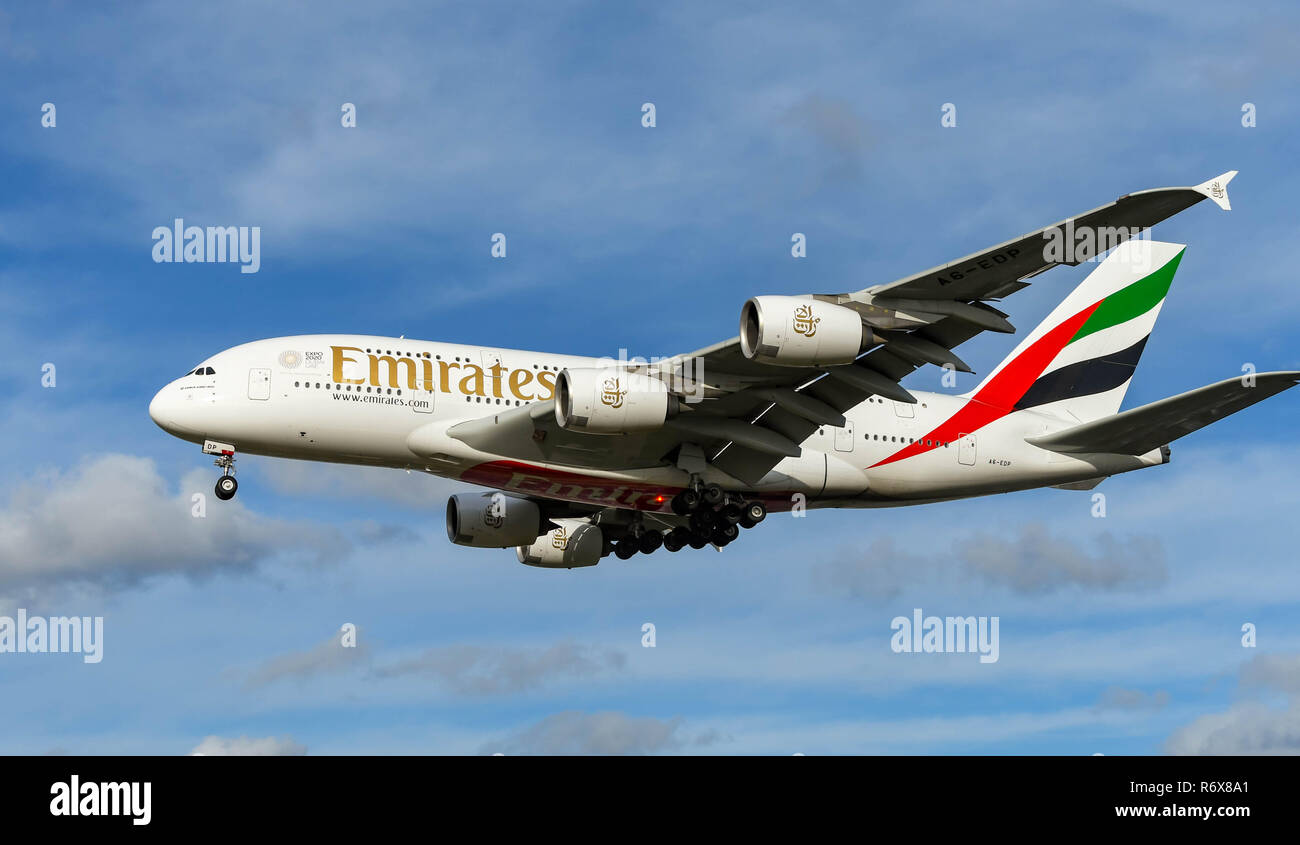 Londra, Inghilterra - Novembre 2018: Emirates Airbus A380 "super jumbo jet long haul aereo di linea circa di atterrare all'Aeroporto di Londra Heathrow. Foto Stock