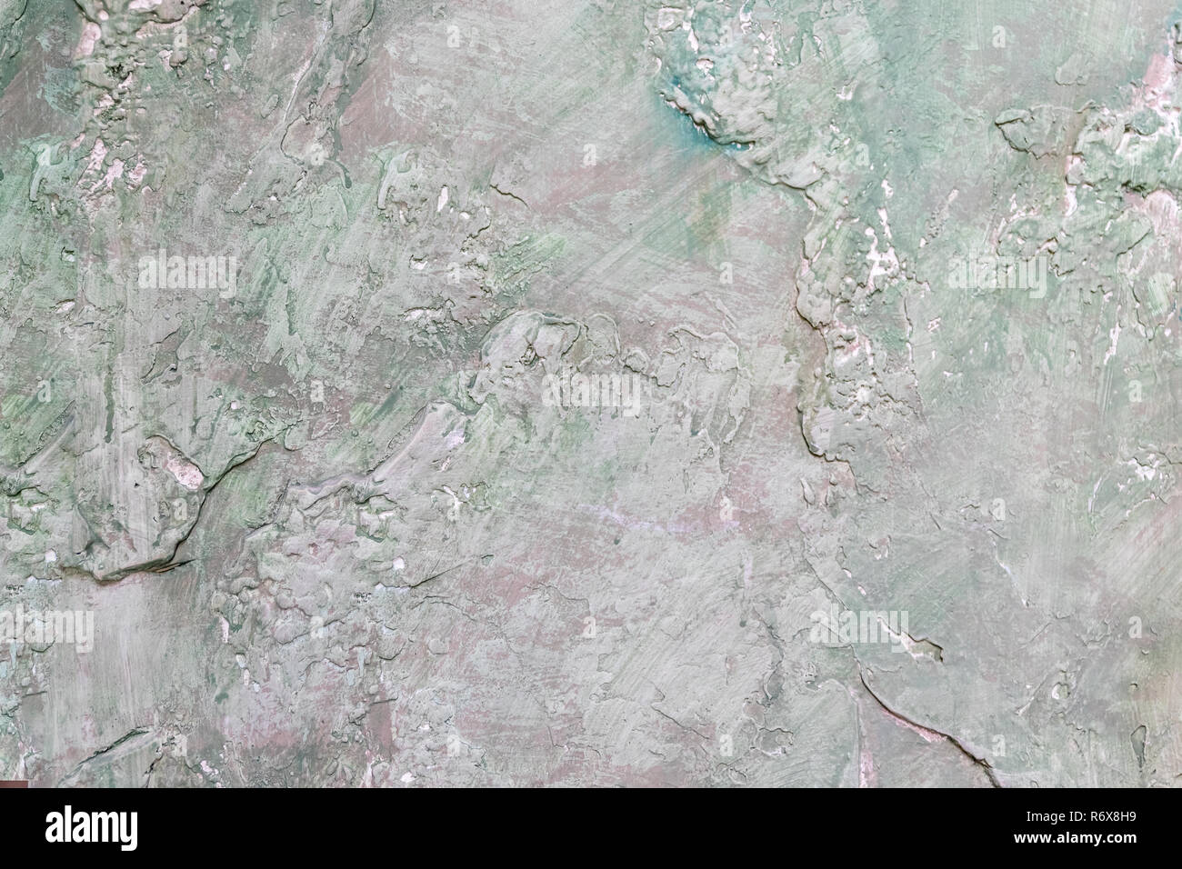 Struttura di una non uniforme di piastrella poroso situato accanto a. Il cemento,rustico,texture di calcestruzzo, sfondo non uniforme.sollievo verde, superficie grigia Foto Stock