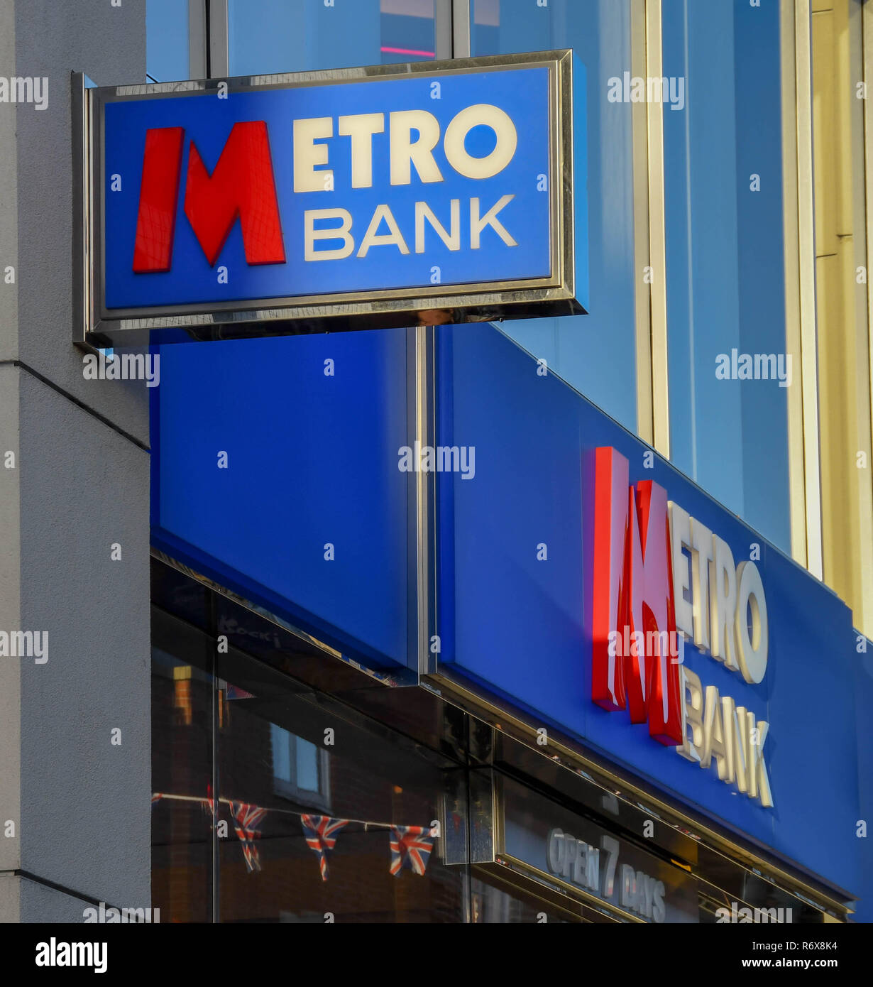 WINDSOR, Inghilterra - Novembre 2018: segni sulla parte anteriore del metro Bank a Windsor in centro città. Foto Stock