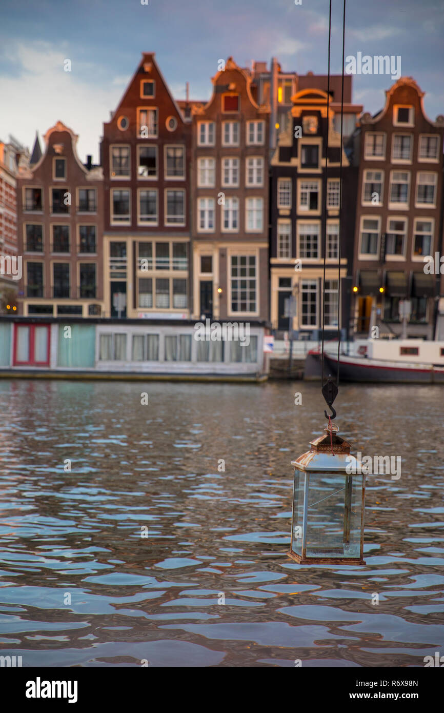Case galleggianti lungo i bellissimi canali di Amsterdam, Paesi Bassi, in estate Foto Stock