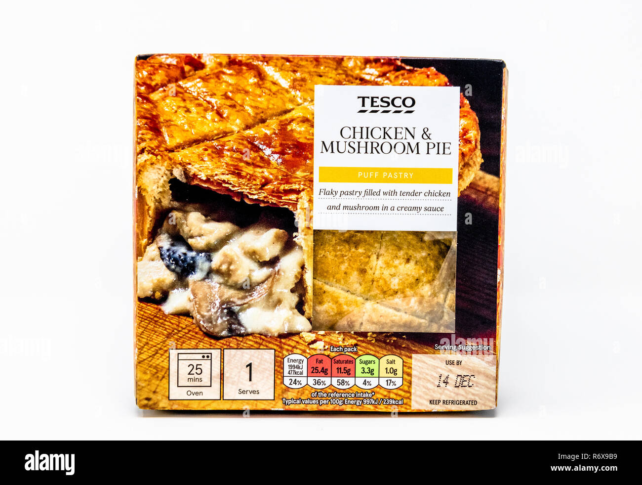 Tesco pollo e torta di funghi nella sua scatola di cartone. Foto Stock