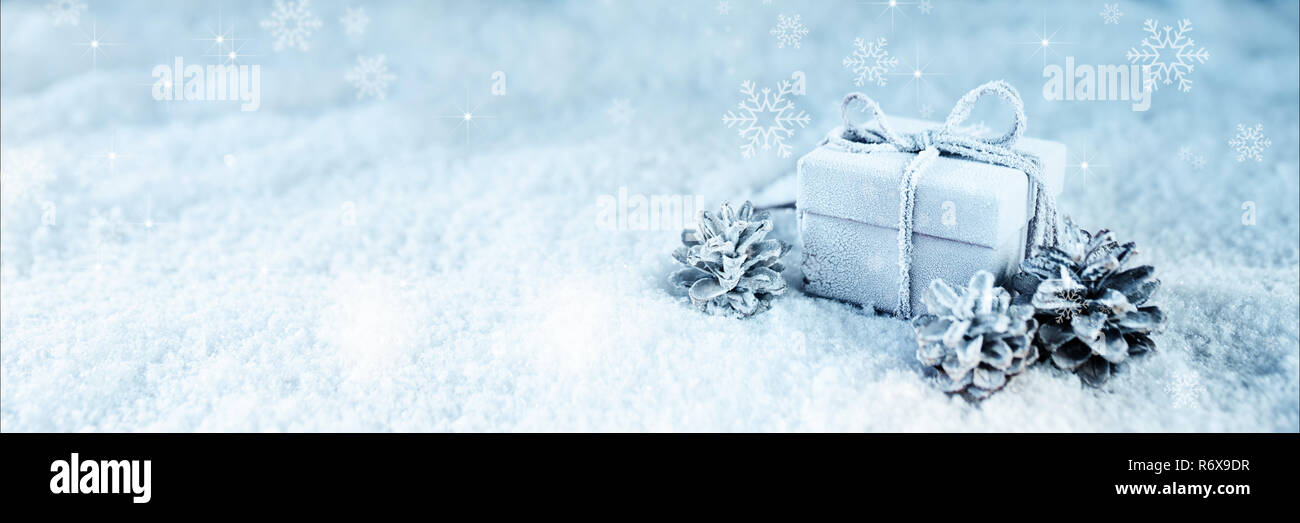 Regalo a sorpresa per il natale in blu gelido inverno con i fiocchi di neve Foto Stock
