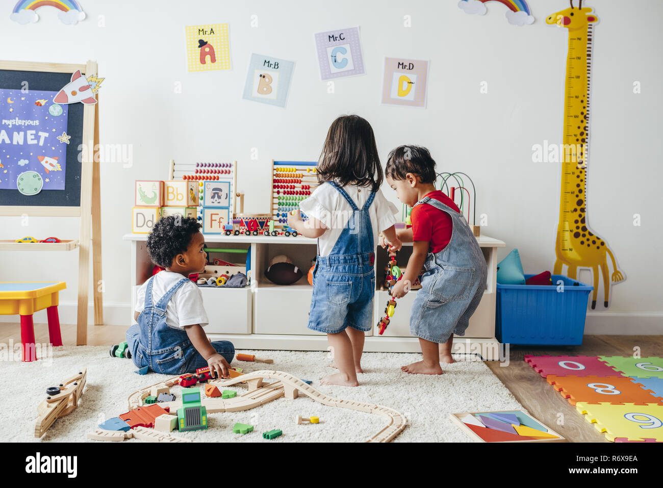 I bambini piccoli per godere nella sala giochi Foto Stock