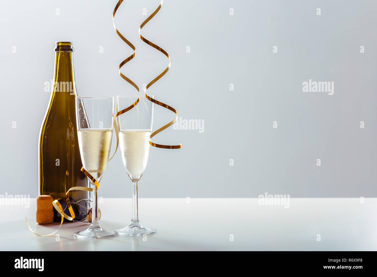 Il veglione di capodanno celebrazione sfondo con champagne Foto Stock