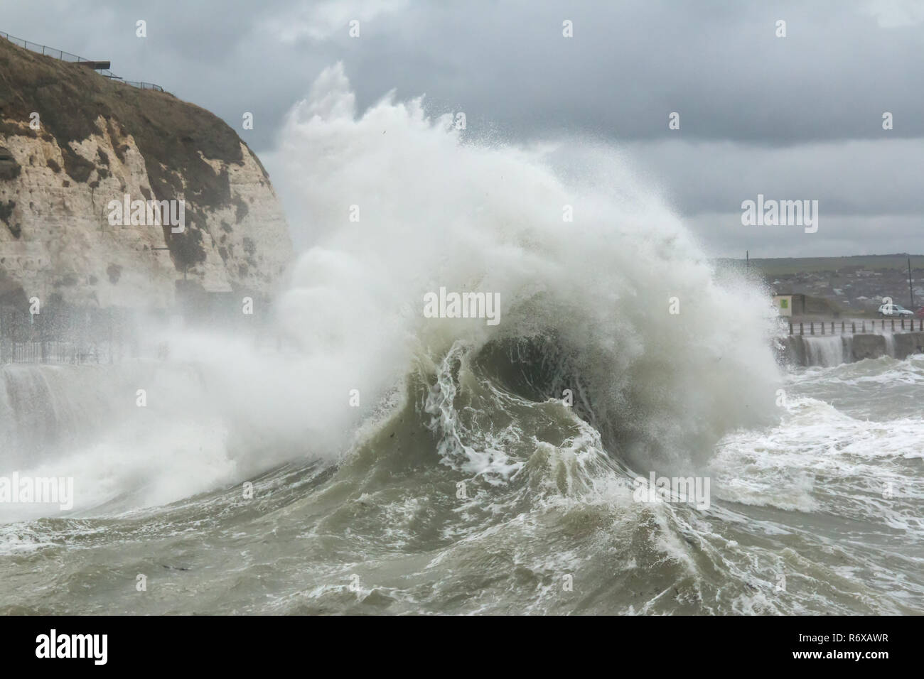 Onde e spray in Newhaven Harbour, Sussex. Foto Stock