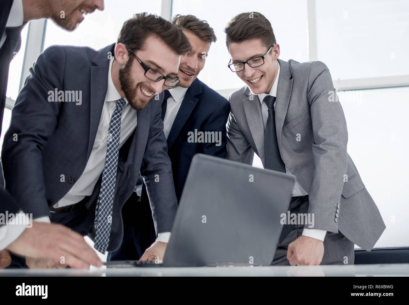 La gente di affari discutendo di qualcosa in piedi di fronte a un ope Foto Stock