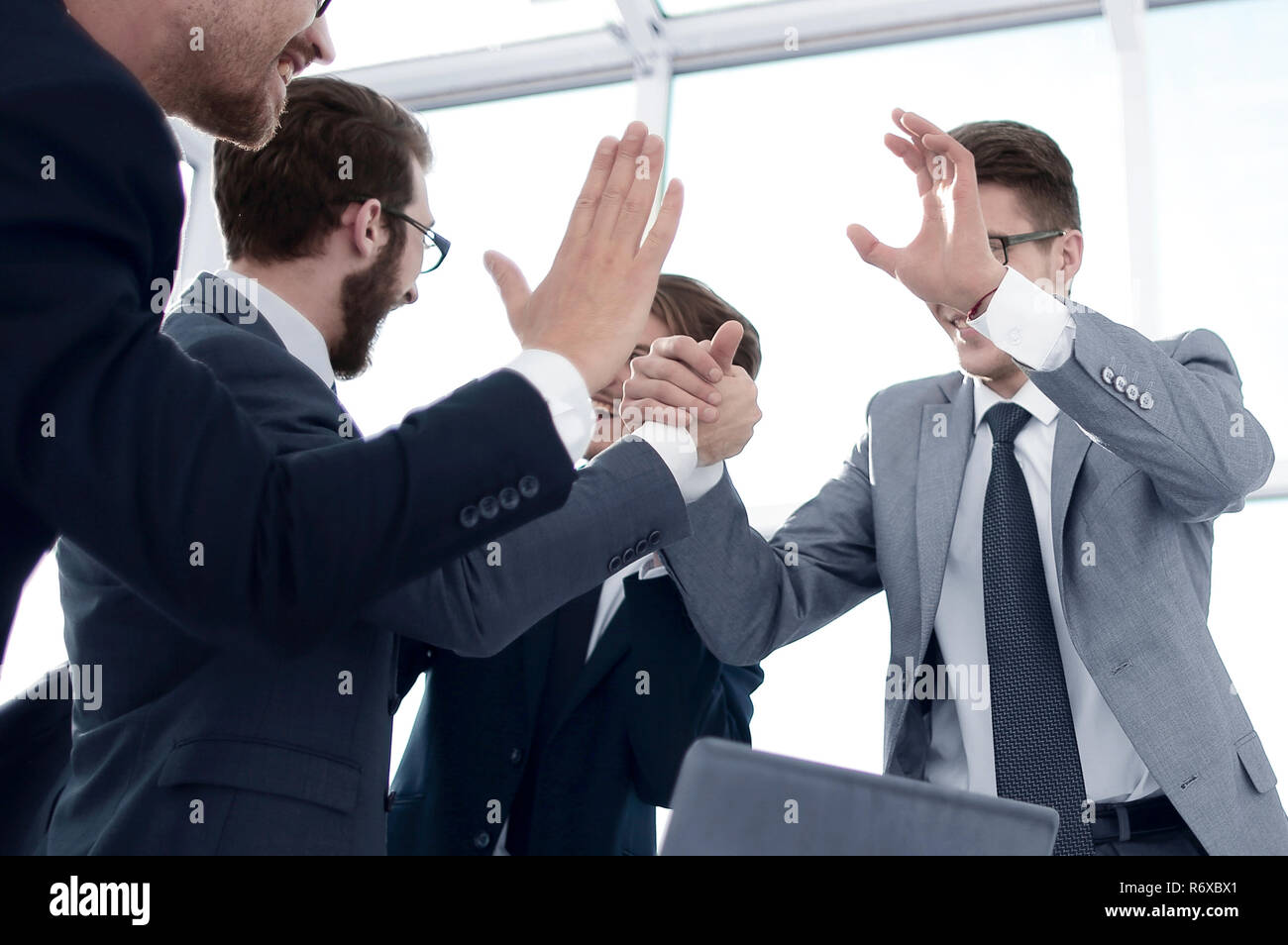 Business di successo di squadra in piedi vicino al PC desktop Foto Stock