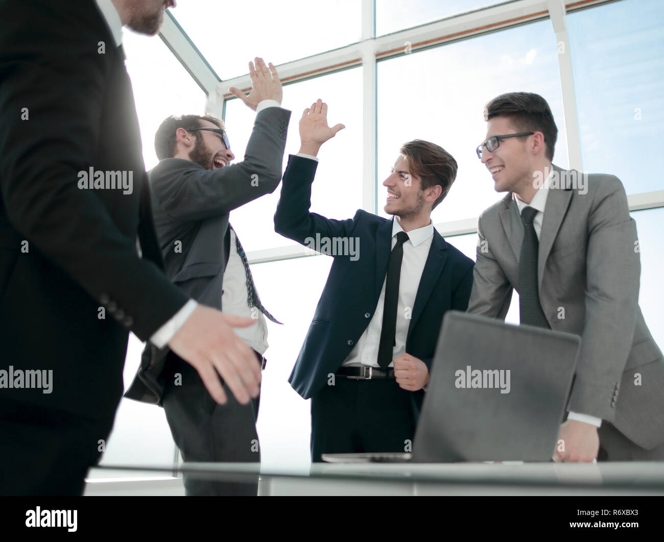 Felice i colleghi dando a ogni altro un alto cinque Foto Stock