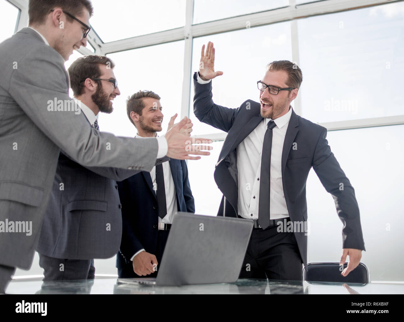 Happy business team dando a ogni altro un alto cinque. Foto Stock