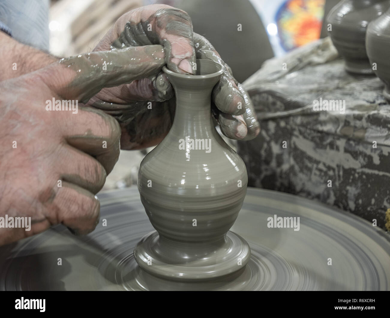 Argilla modellata a mano da un artigiano di fare un vaso Foto Stock