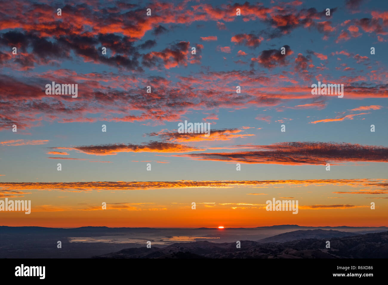 Tramonto spettacolare di rosso le nuvole su un cielo blu sullo sfondo; San Francisco Bay Area, California Foto Stock