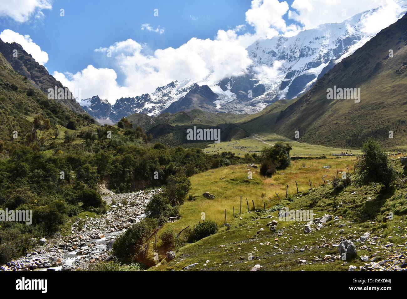 Andina paesaggi di montagna lungo il Salkantay trek a Machu Picchu, Perù. Foto Stock