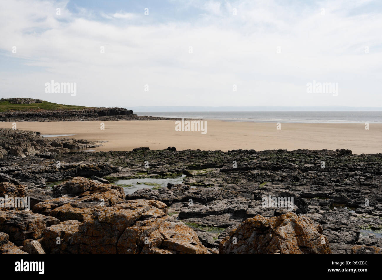 Rocce costiere a Rest Bay Porthcawl Wales UK, costa gallese, costa, costa britannica litorale spiaggia tranquilla e vuota Vista panoramica della spiaggia e del cielo Foto Stock