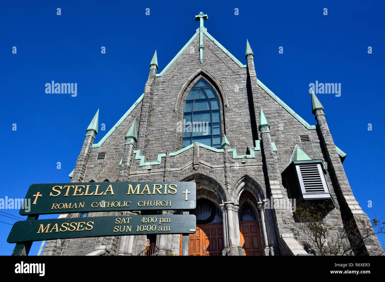 Una vista frontale della Cattolica Romana Stella Maris chiesa di pietra su Bayside Drive in Saint John New Brunswick Canada. Foto Stock