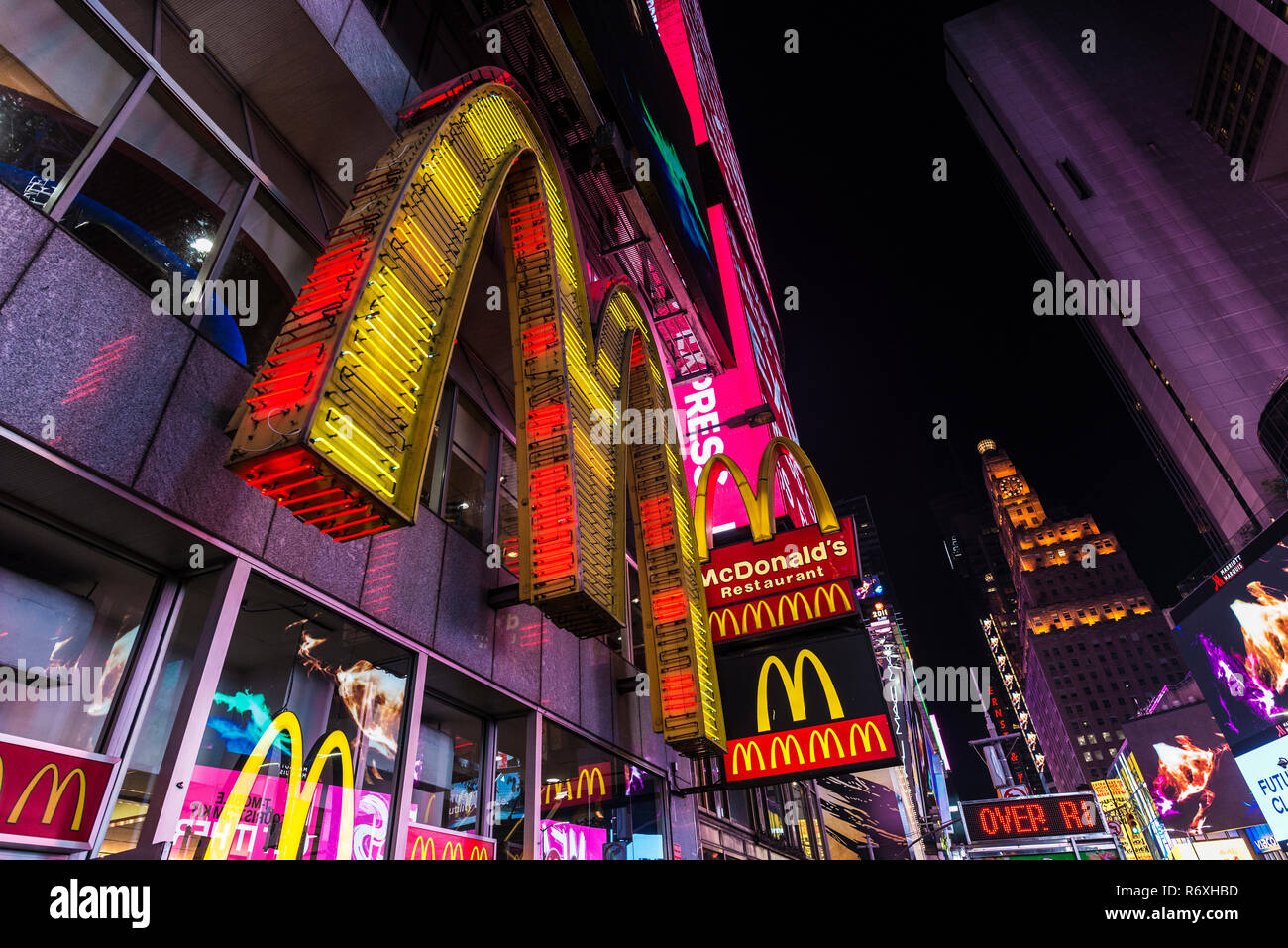 La città di New York, Stati Uniti d'America - 30 Luglio 2018: McDonald's fast food su Times Square di notte con grandi schermi pubblicitari di Manhattan a New York City, Stati Uniti d'America Foto Stock