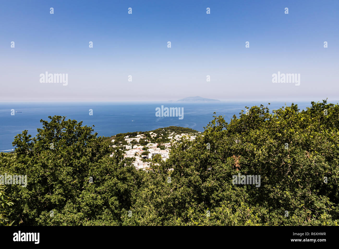 Una vista da Mt. Solaro seggiovia del Golfo di Napoli e Mt. Il Vesuvio Foto Stock