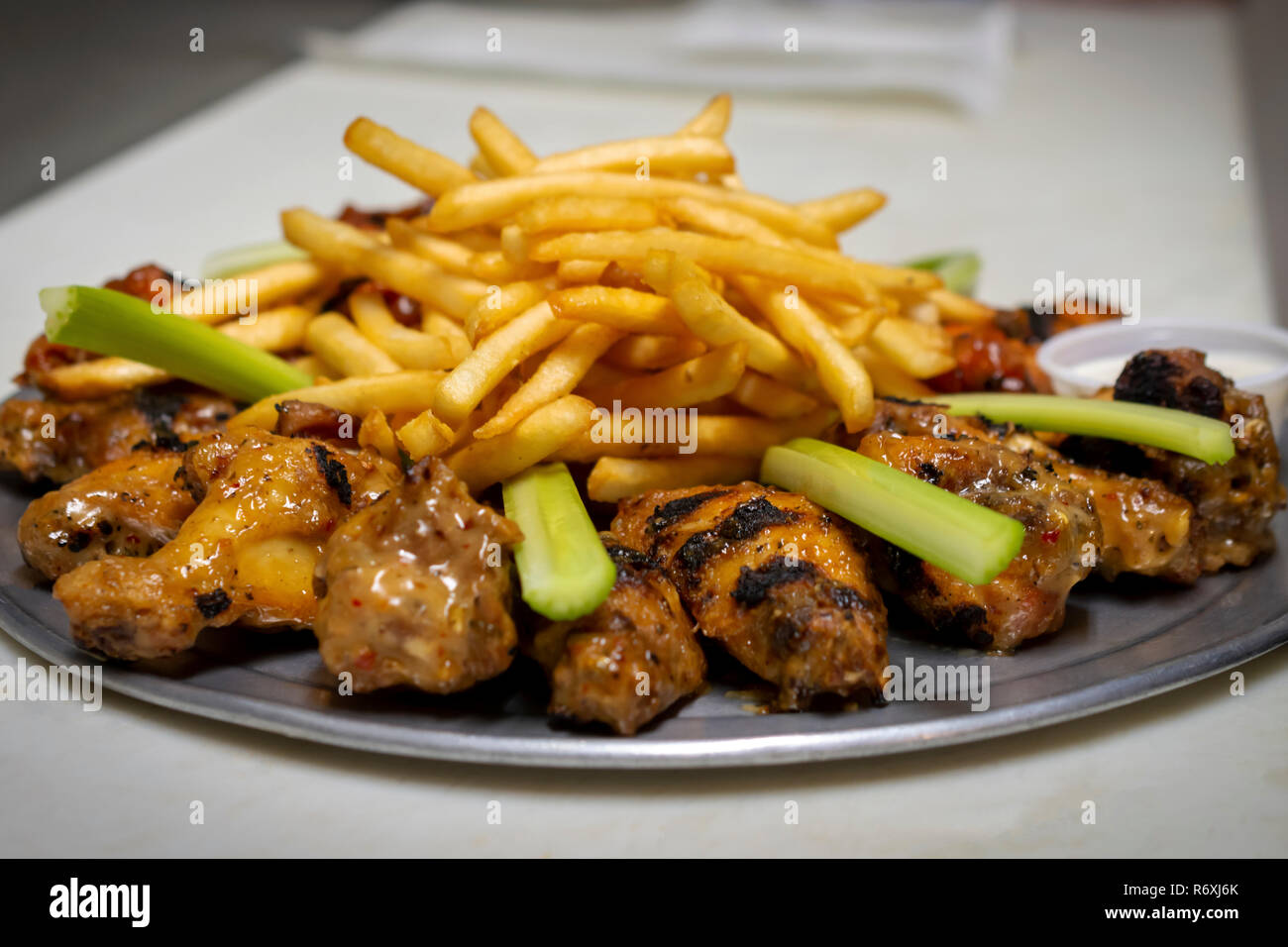 Piastra della fiamma fritto arrostito ali di pollo con patatine fritte e il sedano e Ranch Dressing - Sala per la copia Foto Stock