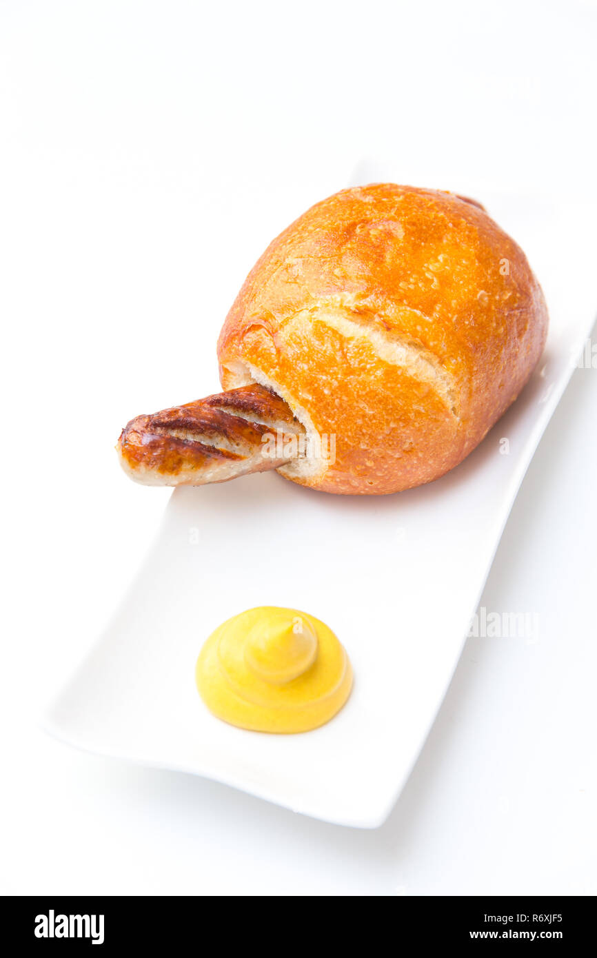 Il bratwurst con senape e pane Foto Stock