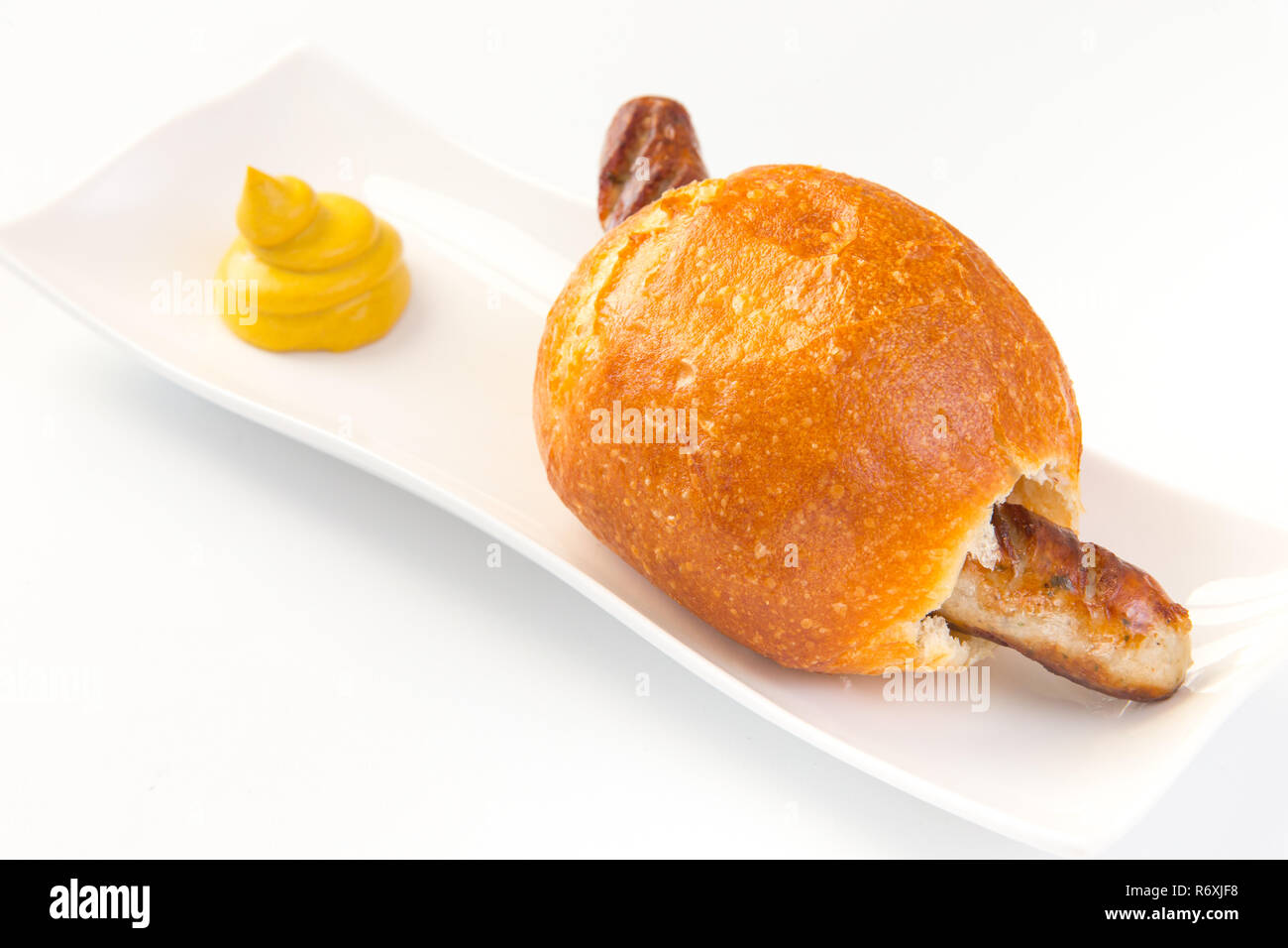 Il bratwurst con senape e pane Foto Stock