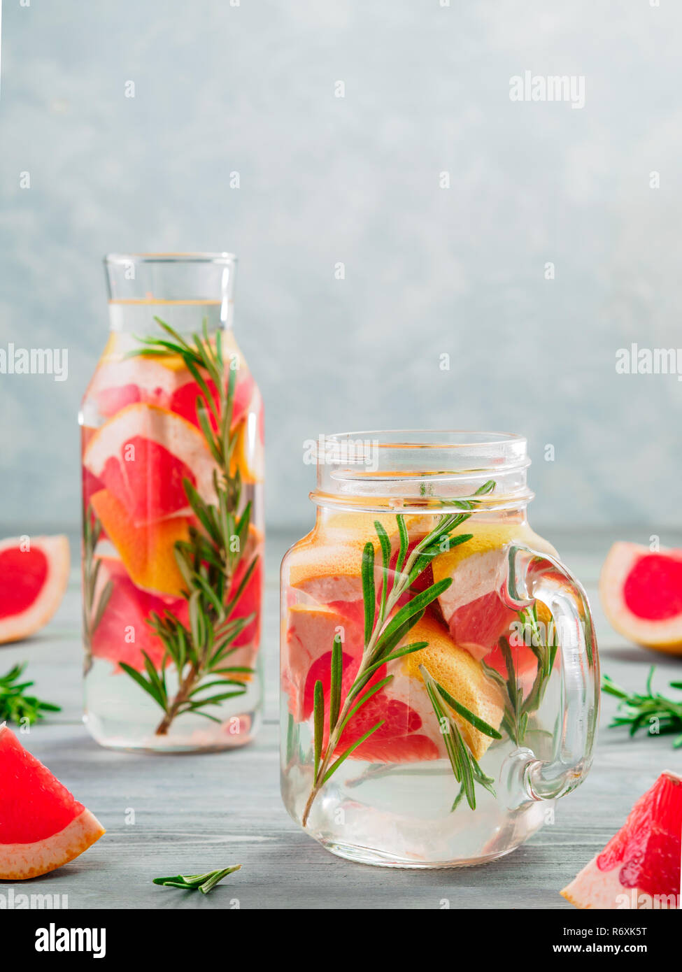 Infusa detox acqua con succo di pompelmo e rosmarino Foto Stock