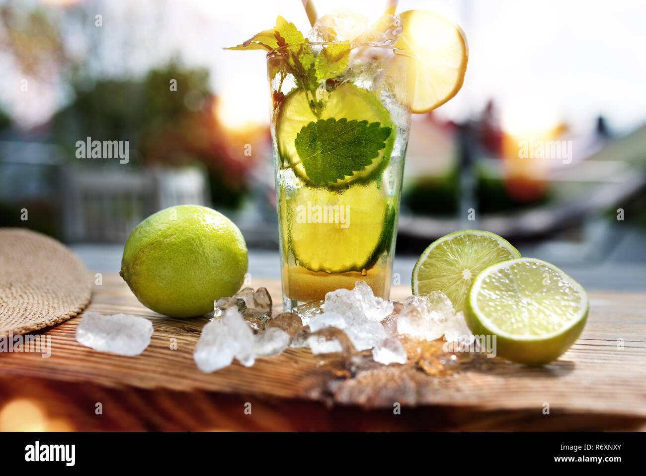 Fresco drink estivo con il limone Foto Stock