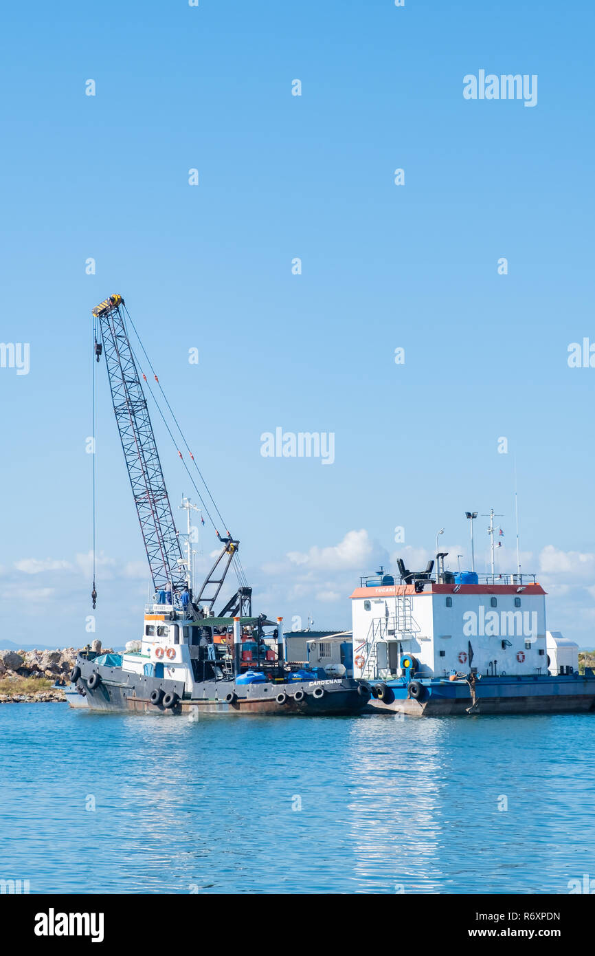 Rimorchiatore a traino e Barge in porto a Varadero Cuba. Foto Stock