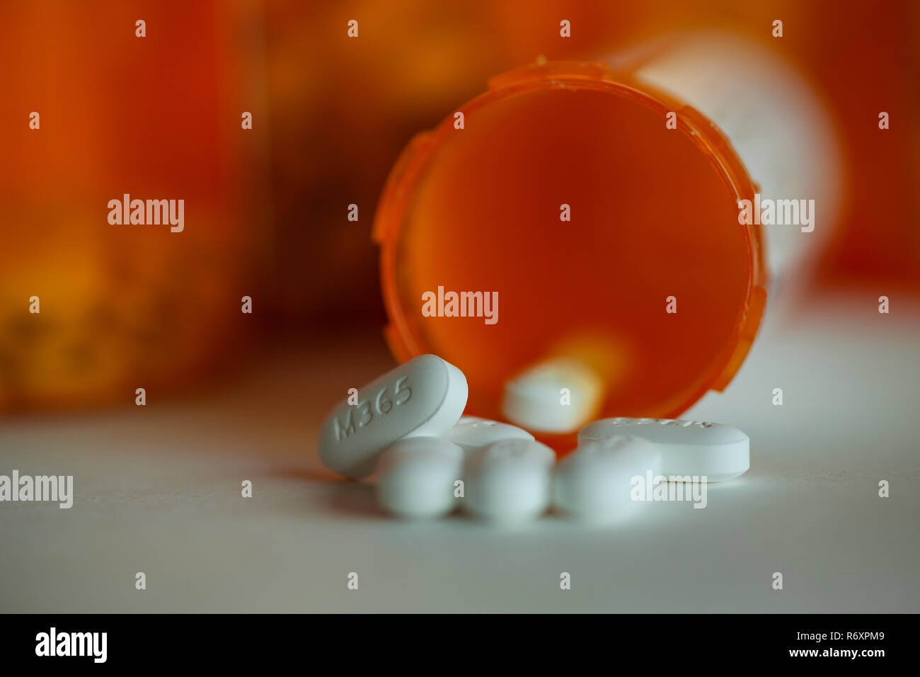 WA17033-00...WASHINGTON - Acetaminophen idrocodone pillole fuoriuscita di una bottiglia. Foto Stock