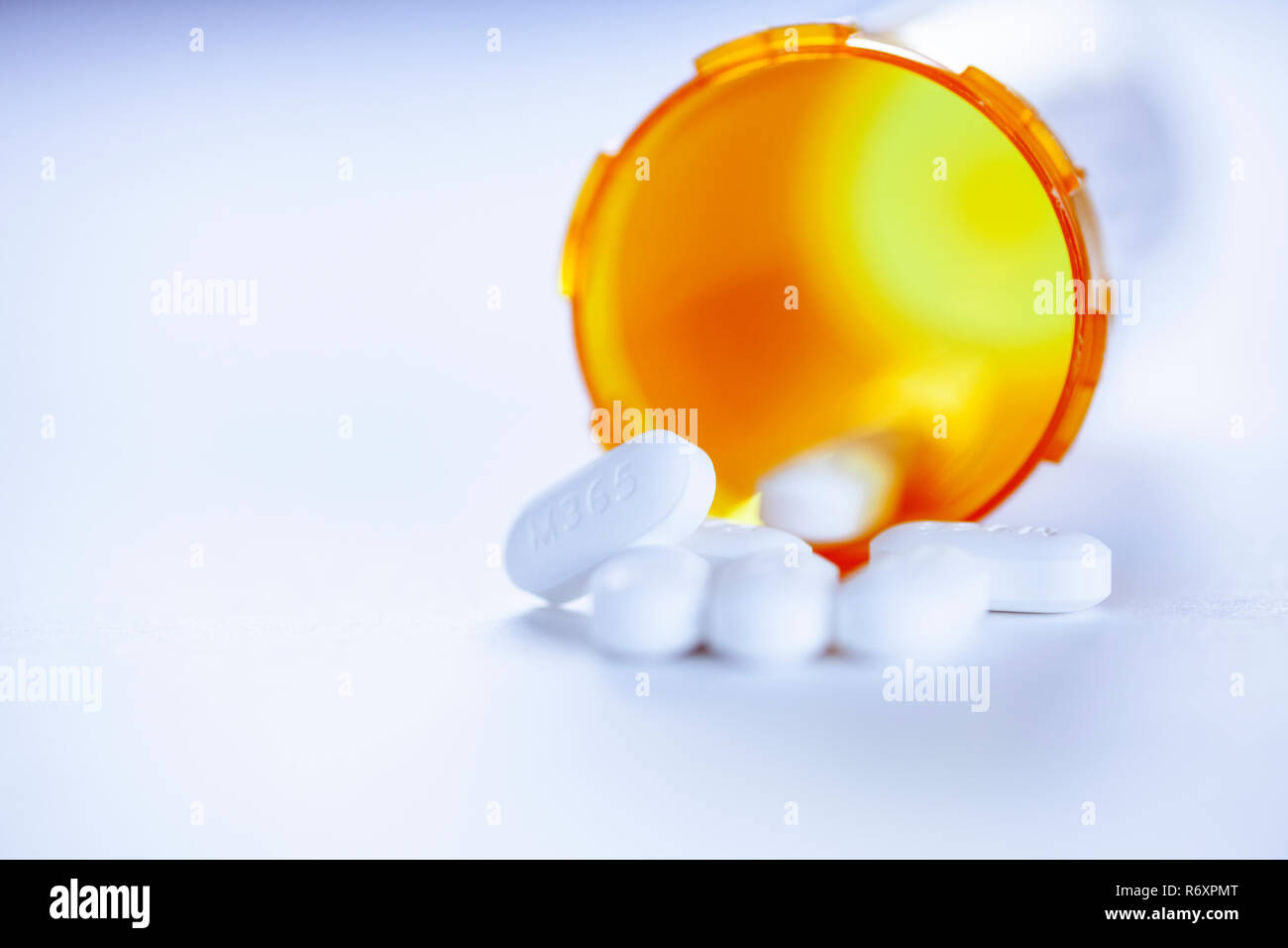 WA17034-00...WASHINGTON - Acetaminophen idrocodone pillole fuoriuscita di una bottiglia. Foto Stock