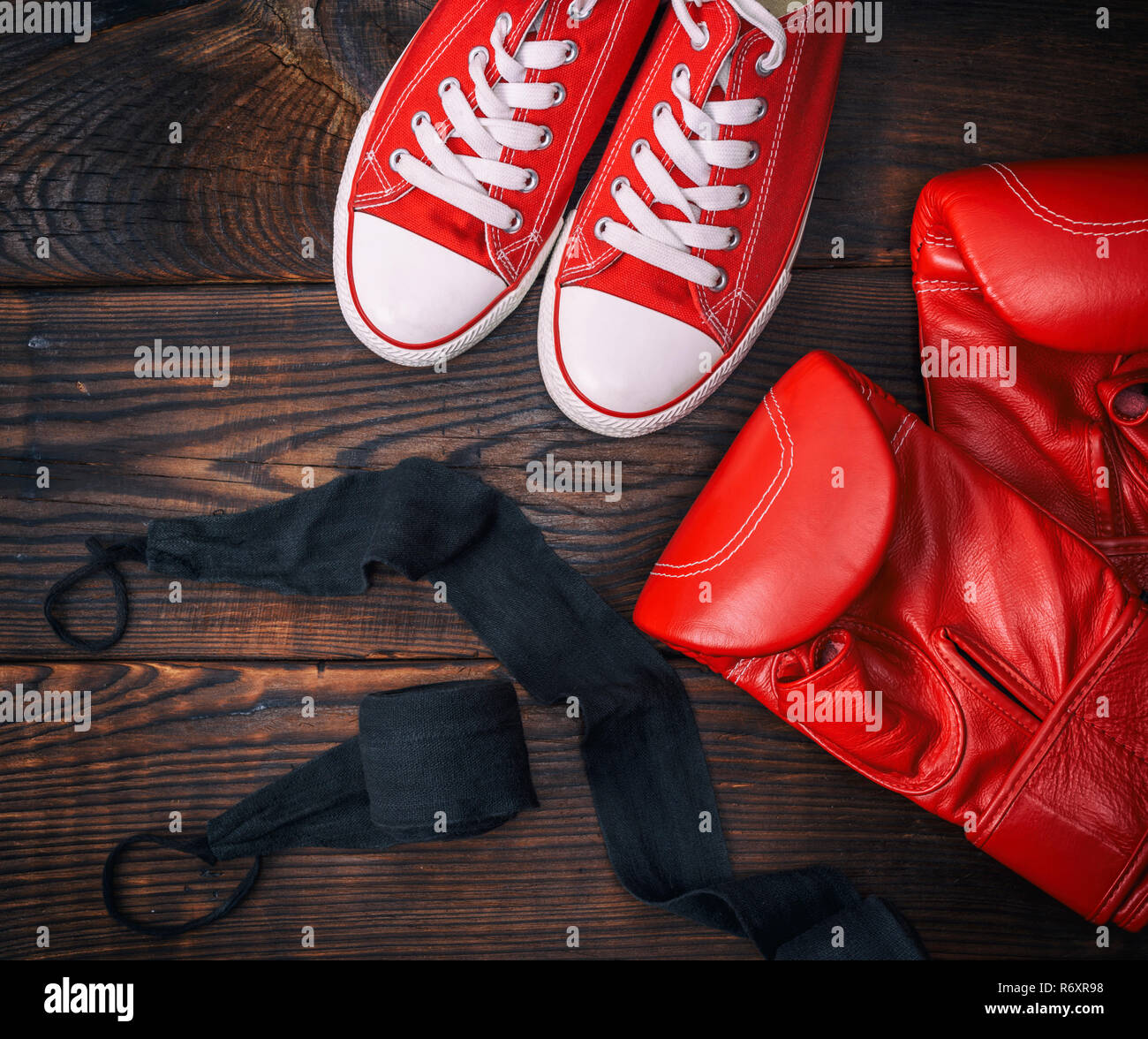 Cuoio rosso guantoni da pugilato e sneakers tessile Foto Stock