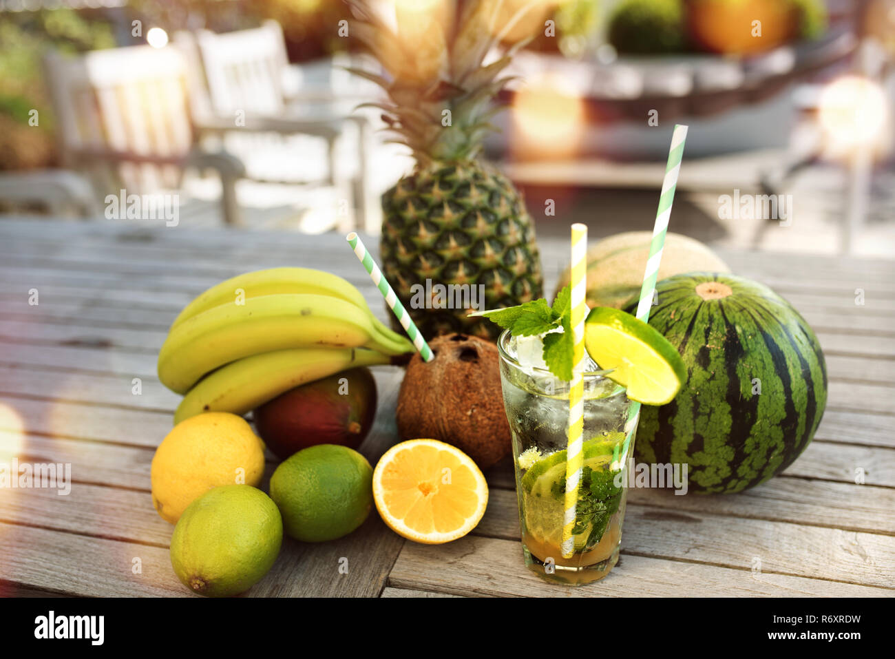 Bevanda estiva e frutta fresca Foto Stock