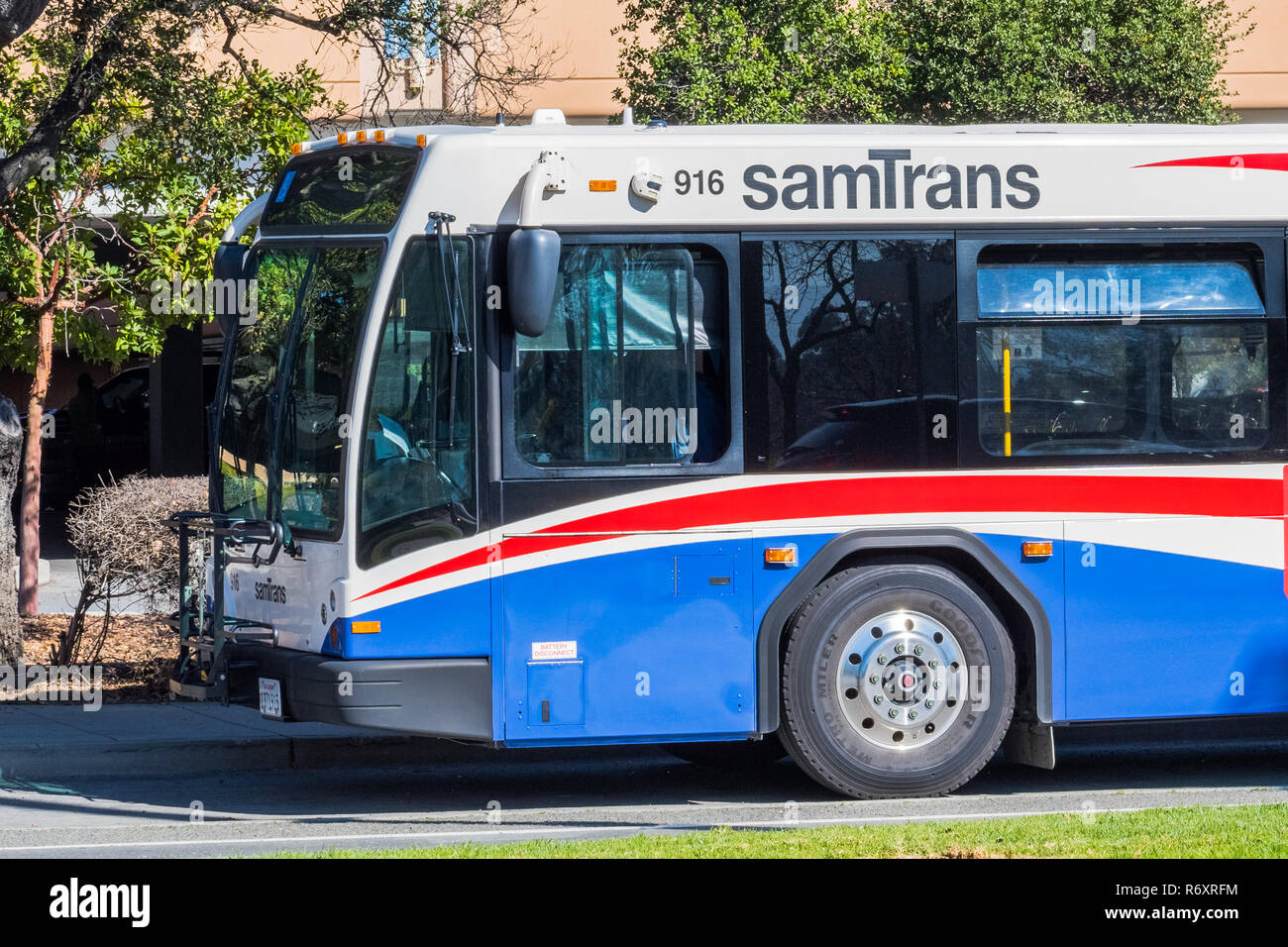 Febbraio 8, 2018 Palo Alto / CA / STATI UNITI D'AMERICA - bus SamTrans arrestata in corrispondenza della stazione; SamTrans è un'agenzia dei trasporti pubblici in ed intorno a San Mateo County, San Foto Stock