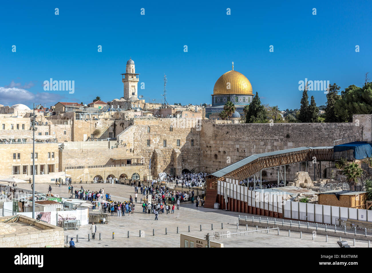 Gerusalemme, Israele - 28 ott 2018 - Il muro nella città di Gerusalemme in un cielo blu giornata con persone in preghiera di fronte ad esso Foto Stock