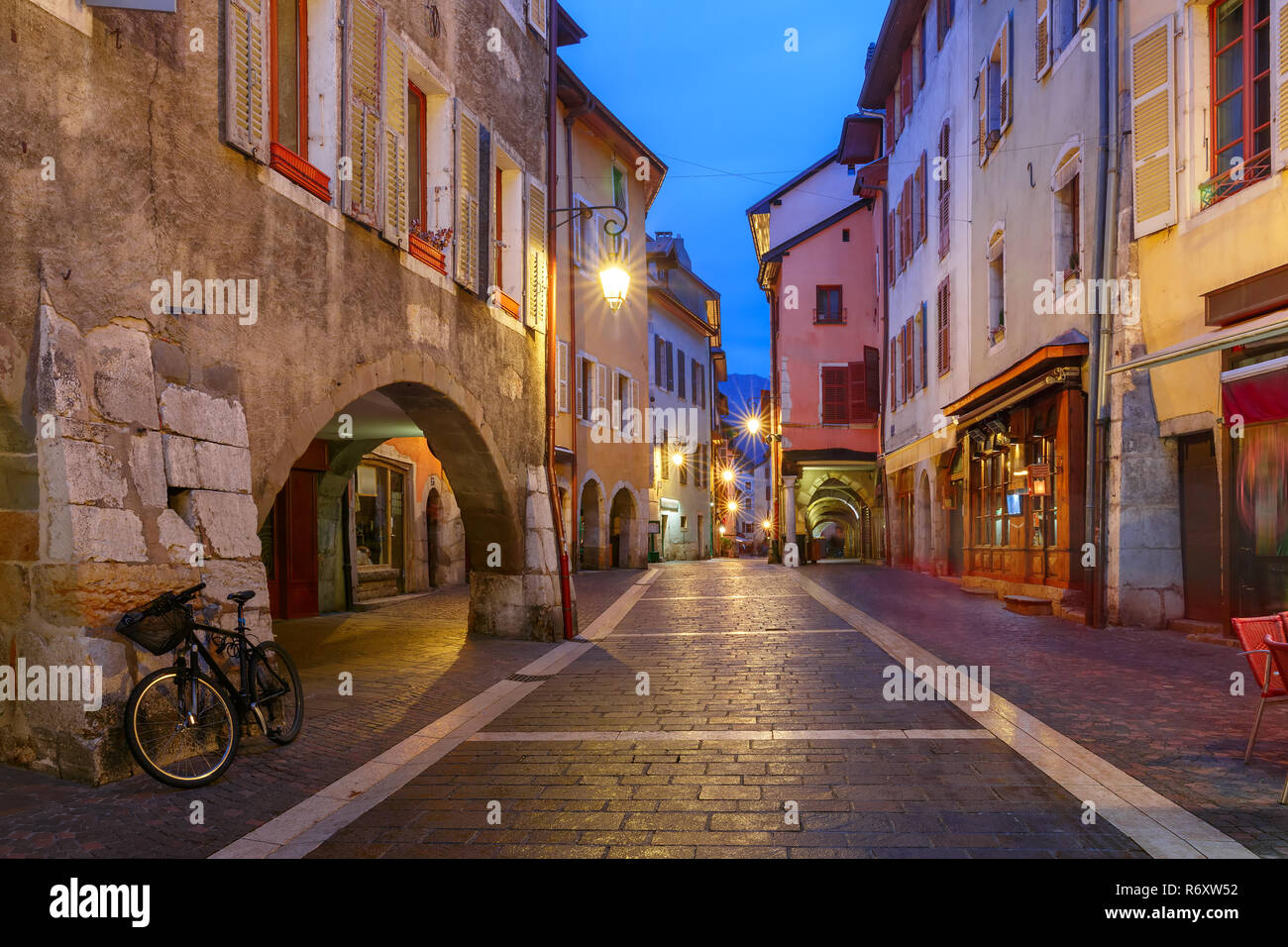 Notte Street nella città vecchia di Annecy, Francia Foto Stock