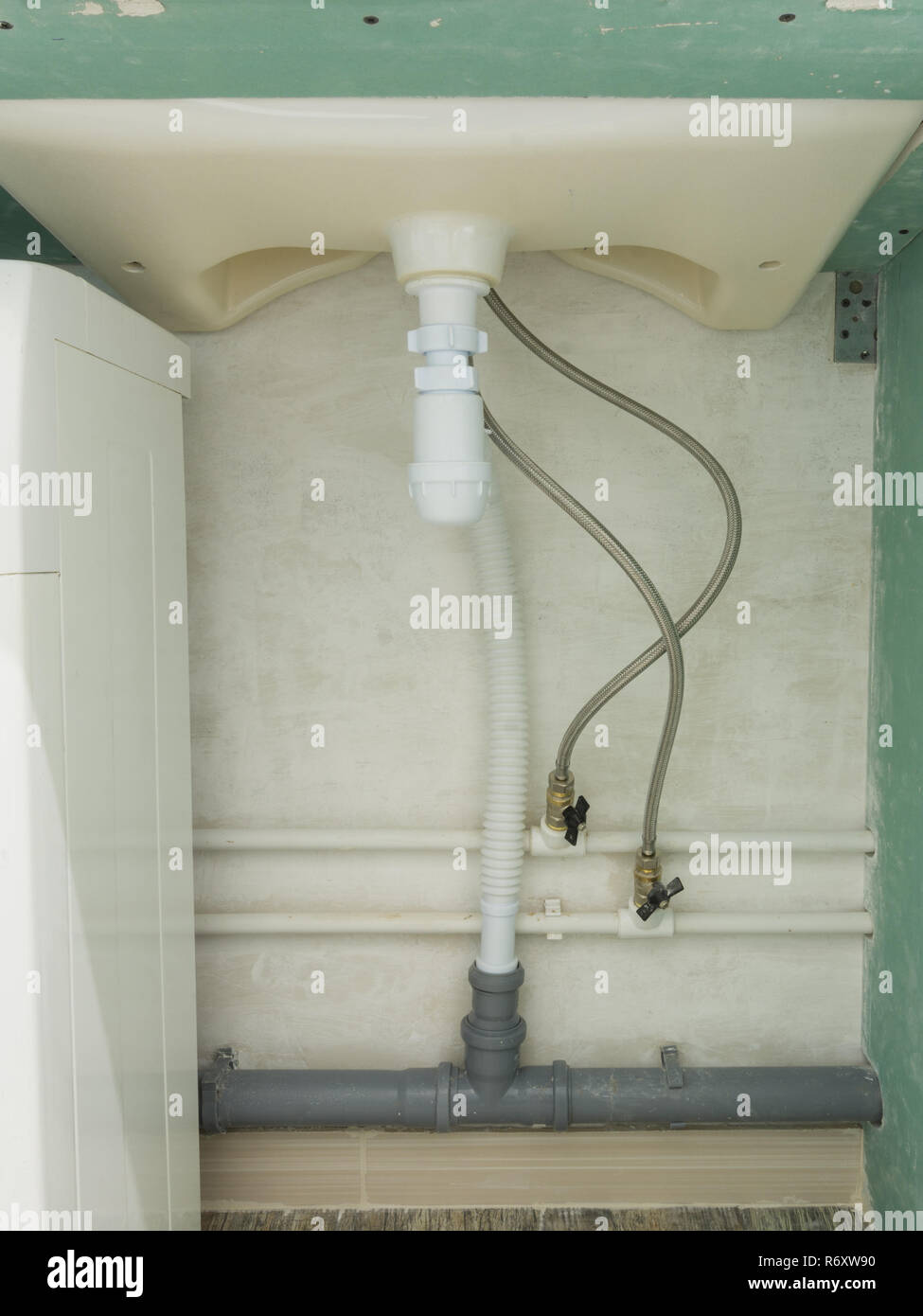 Collegamento flessibile di acqua fredda e di acqua calda e di un lavabo  sifone Foto stock - Alamy