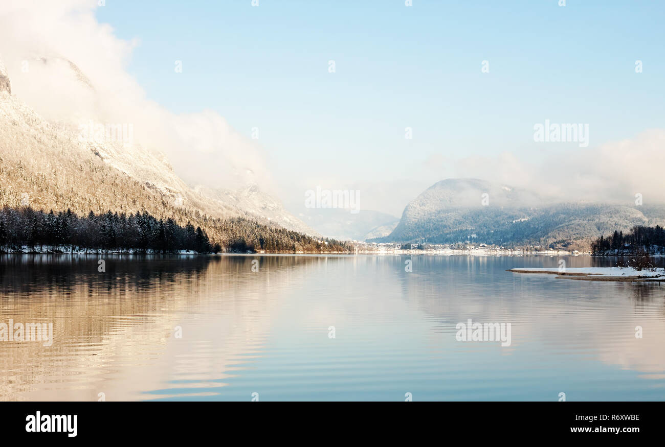 Inverno lago paesaggio con reflactions Foto Stock