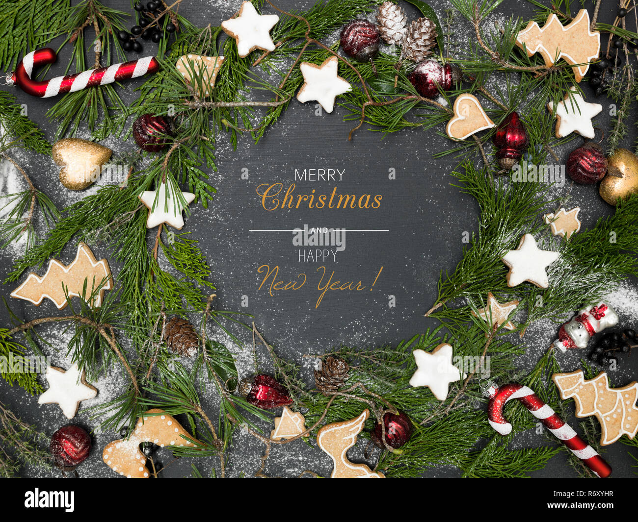 Immagini Con Scritto Buon Natale.Ghirlanda Di Natale Con Articoli Natalizi Sulla Lavagna Nera E Scritte Buon Natale Foto Stock Alamy