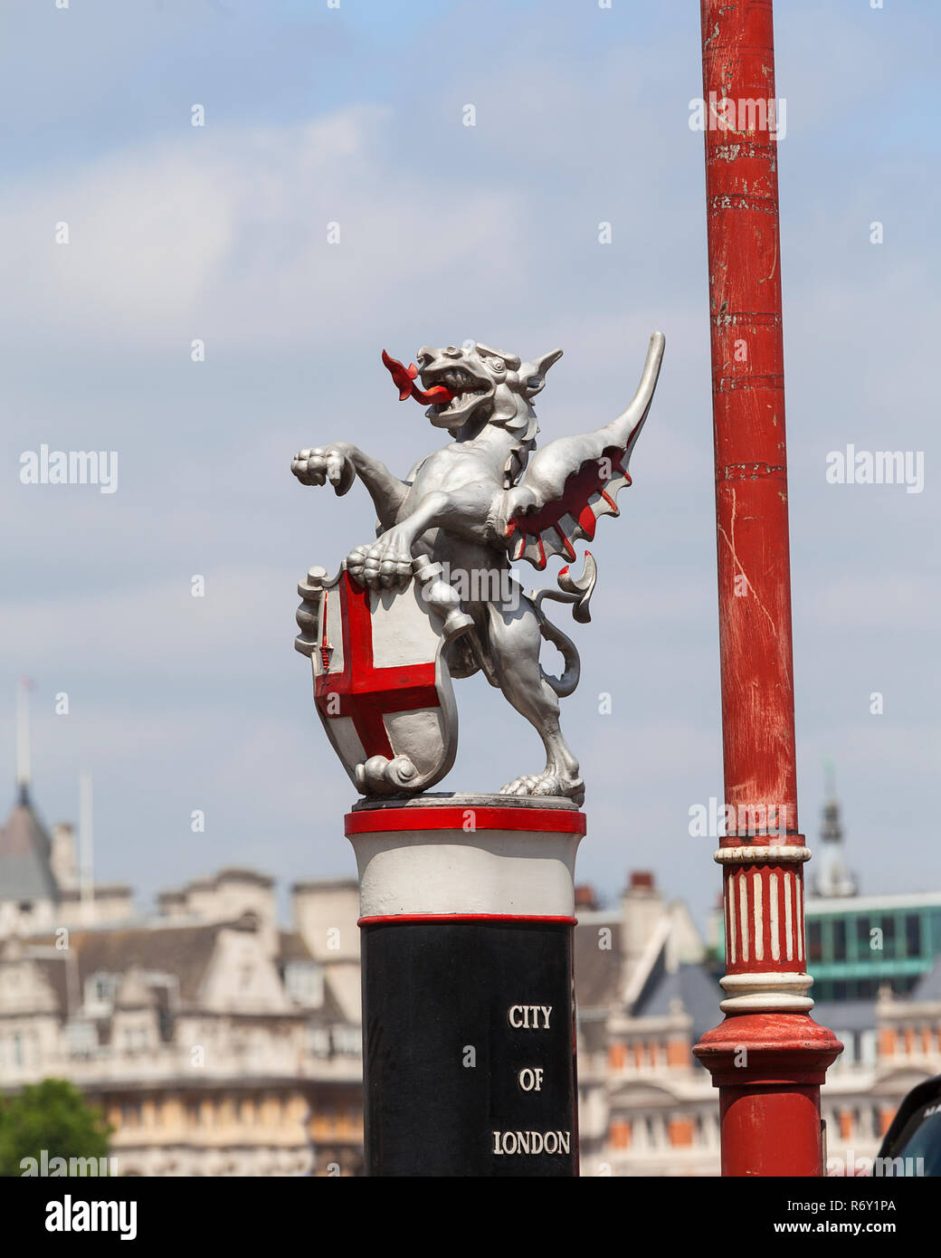 Stemma della città di Londra, città di confine: marcatore singolo ferro dragon tenendo uno scudo, London, Regno Unito Foto Stock